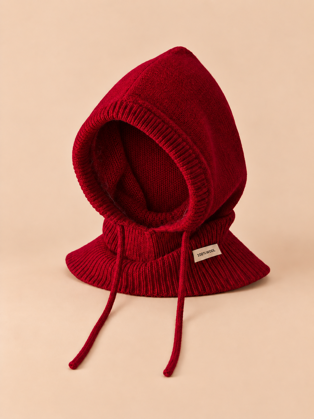 Cagoule femme en laine rouge, col intégré et cordons, vue de trois quarts